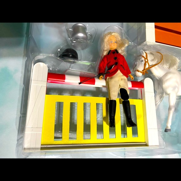 BLUE RIBBON WINNERS VINTAGE 1993 EQUESTRIAN SET HORSE RIDER JUMPS TROPHY SADDLE - Picture 4 of 16